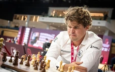 Carlsen đập bàn tức giận, thua sốc vì làm rơi quân cờ