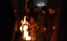 Những cách đón năm mới ‘độc’ trên thế giới: Nhảy ghế, ăn tro, và 12 trái nho