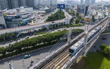 Chủ tịch UBND TP.HCM đi metro số 1 đến Trung tâm phục vụ hành chính công trong ngày đầu ra mắt