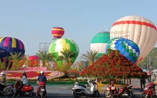 Hàng chục chiếc khinh khí cầu đầy màu sắc bay ở quảng trường Sa Đéc, mạng xã hội trầm trồ