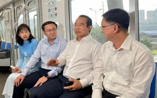 Chủ tịch UBND TP.HCM đi metro số 1 đến Trung tâm Phục vụ hành chính công trong ngày đầu ra mắt