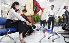 Đi làm thủ tục hành chính ở TP.HCM, người dân được robot bắt tay, mời ăn bánh