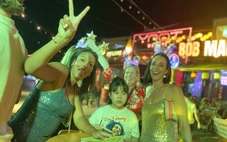 Khách du lịch 'vây' phố cổ Hội An cùng đếm ngược chào năm mới 2025