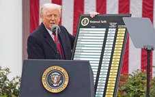 Nhìn lại thế giới năm 2025: Thuế quan, lệnh ngừng bắn và thiên tai cực đoan