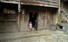 Khi bão giông dừng lại sau thanh gỗ lim mòn vẹt