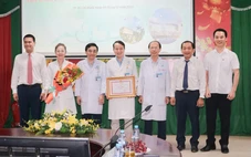 UBND TP.HCM khen thưởng đột xuất ê kíp tái nối bàn tay đứt lìa cho sản phụ mang song thai