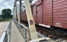 Nước lũ uy hiếp, công ty đường sắt điều đoàn tàu 200 tấn ra 'giữ' cầu