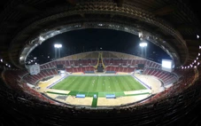 Giàn đèn sân Rajamangala sáng thế nào sau sự cố bị hỏng bóng đèn phải đi mượn?