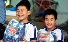 Quà của bạn đọc Tuổi Trẻ đến với thầy trò vùng lũ Khánh Hòa