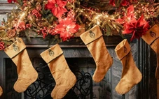 Vua Charles đấu giá những chiếc tất Giáng sinh may từ rèm cửa hoàng gia