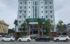 Nữ nhân viên ngân hàng kể lại khoảnh khắc cụ bà suýt bị kẻ lừa đảo chiếm đoạt hơn 2 tỉ đồng