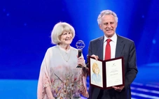 Lễ trao Giải thưởng VinFuture 2025: Hai giải đặc biệt dành cho hai nhà khoa học nữ