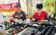 Tạm gác mưu sinh lao vào rốn lũ Phú Yên giúp dân sửa xe máy, tivi