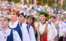 Phụ nữ ở Latvia phải ‘thuê chồng’ theo giờ vì thiếu hụt đàn ông