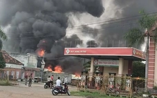 Kho chứa máy móc cơ khí sát cây xăng bốc cháy ngùn ngụt