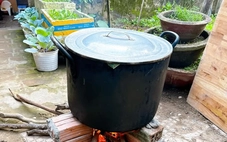 Dáng má in hằn trên vách đất, bên bếp lửa củi chiều cuối năm