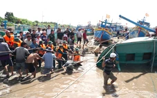 Ngư dân xót xa trục vớt tàu cá chìm ở cửa biển Liên Hương sau lũ