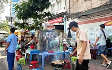 Hàng rong, xe ôm tái lấn chiếm, bủa vây cổng bệnh viện