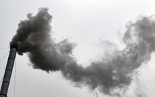 Phụ huynh mang máy lọc không khí cho nhà trường mượn để bật ngay trong lớp