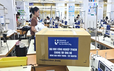 Sinh viên TP.HCM ráp máy tính, may tặng đồng phục cho học sinh vùng bão lũ