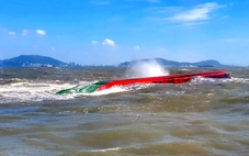 Sà lan chở hơn 900 khối cát lật úp ở biển Vũng Tàu, 3 thuyền viên được cứu