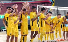 Nhóm CĐV Malaysia gây xúc động khi ở lại cùng đội nhà hát vang quốc ca