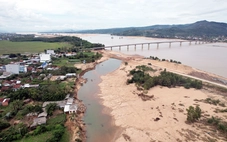 Trận lũ lịch sử để lại 'dòng sông mới' ngay khu dân cư