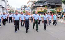 75 tuổi có hơn 20 năm tham gia đi bộ gây quỹ ở phường Cầu Kiệu