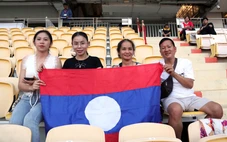 Cha mẹ cầu thủ Lào gốc Việt sang Thái Lan cổ vũ