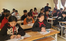 Giáo viên ở vùng cao mòn mỏi chờ nhận tiền dạy thừa giờ