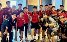 U22 Việt Nam thăm, tặng quà cầu thủ U22 Lào bị gãy chân trong trận gặp Malaysia