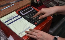 Vì sao máy tính cầm tay vẫn sống khỏe dù AI ngày càng thông minh?