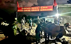 Bộ đội xuyên đêm xây nhà cho dân vùng lũ Phú Yên
