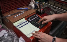 Vì sao máy tính cầm tay vẫn sống khỏe dù AI ngày càng thông minh?