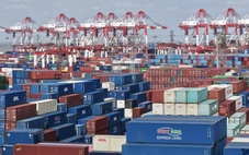 Thặng dư thương mại Trung Quốc lần đầu vượt 1.000 tỉ USD