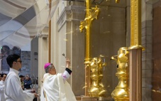 Thánh giá mạ vàng được làm phép, tháp chuông và tháp kẽm ở nhà thờ Đức Bà sẽ xong vào tháng 4-2026