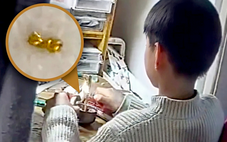 Con trai 8 tuổi cắt vụn dây chuyền vàng của mẹ đem tặng nhiều bạn học