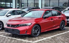Tin tức giá xe: Honda Civic e:HEV RS giảm giá tới 140 triệu tại đại lý