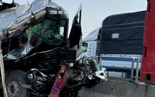 Xe tải tông xe đầu kéo trên cao tốc Bùng - Vạn Ninh, 2 người chết, 3 người bị thương
