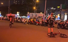 Lập biên bản hai thiếu niên chạy xe đạp bằng một bánh trước chợ Bến Thành