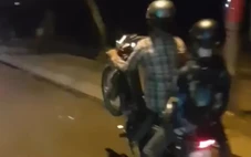 Biểu diễn 'bốc đầu' xe máy, đăng clip TikTok, 'quái xế' 14 tuổi bị cảnh sát tịch thu xe