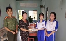 Nhặt được 10 triệu đồng, 2 học sinh lớp 11 mang đến công an nhờ tìm người đánh rơi