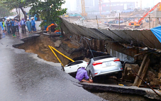 'Hố tử thần' nuốt 2 ô tô, đường nứt toác: Ai bồi thường?