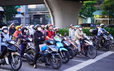 TP.HCM trở lạnh, người dân khoác áo ấm từ sáng sớm