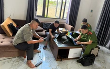 Hai bé gái bị xích chân đã được đưa về bên ngoại