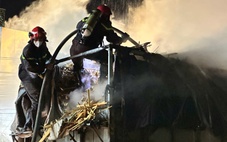 Xe tải chở gỗ bốc cháy, cảnh sát đeo mặt nạ chống độc để dập lửa