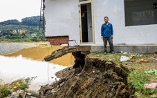 Sau lũ, nhiều nhà dân ở Đa Nhim chực chờ đổ xuống sông