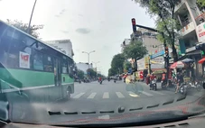 Tài xế xe buýt 'không kịp giảm tốc độ’ nên vượt đèn đỏ bị xử phạt 19 triệu đồng