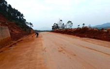 Chiều nay phương tiện được phép lưu thông trở lại trên đường ven biển Hà Tĩnh