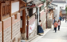 Làng cổ Bukchon ở Seoul hạn chế khách, tới ngoài giờ bị phạt tiền